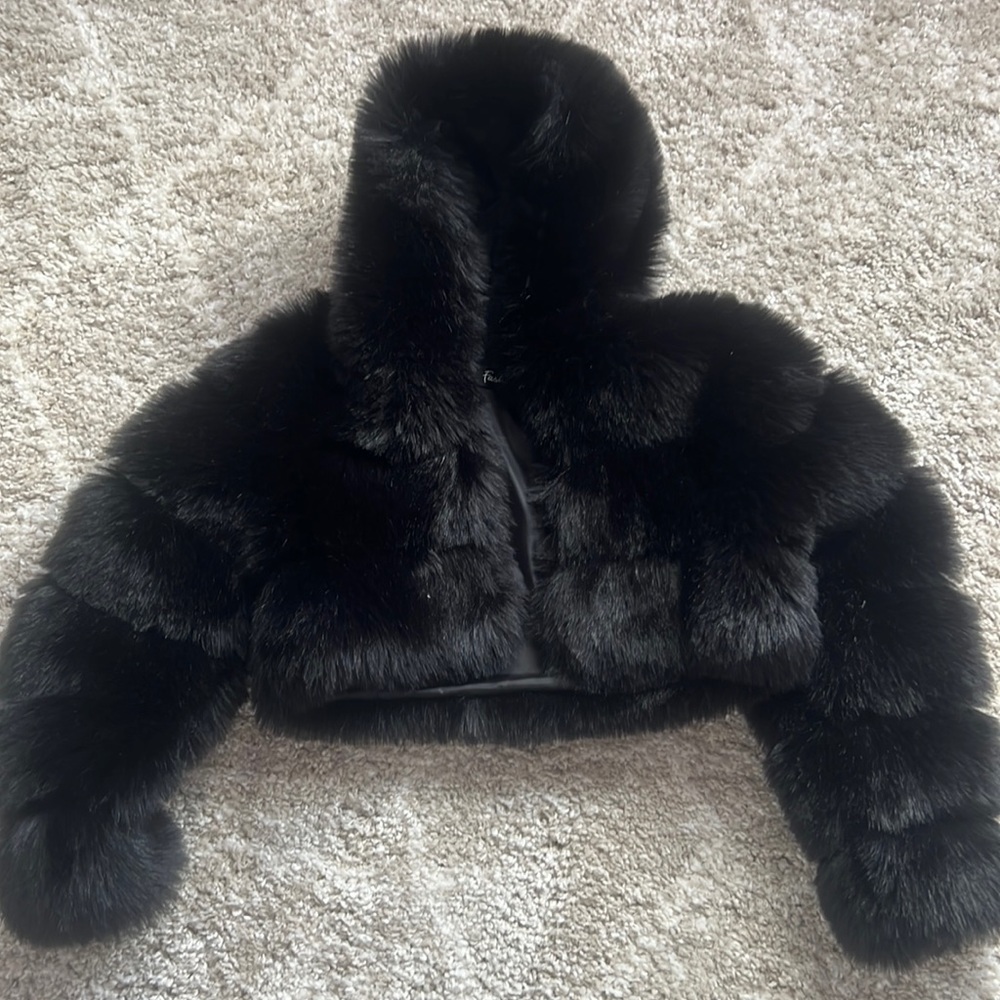 A cropped jacket very puffy So comfortable!The texture in the inside is Leather